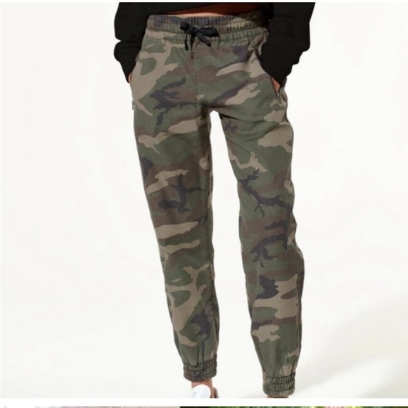 Aritzia Pants - Aritzia TNA Camo Alix Pant Joggers- Large